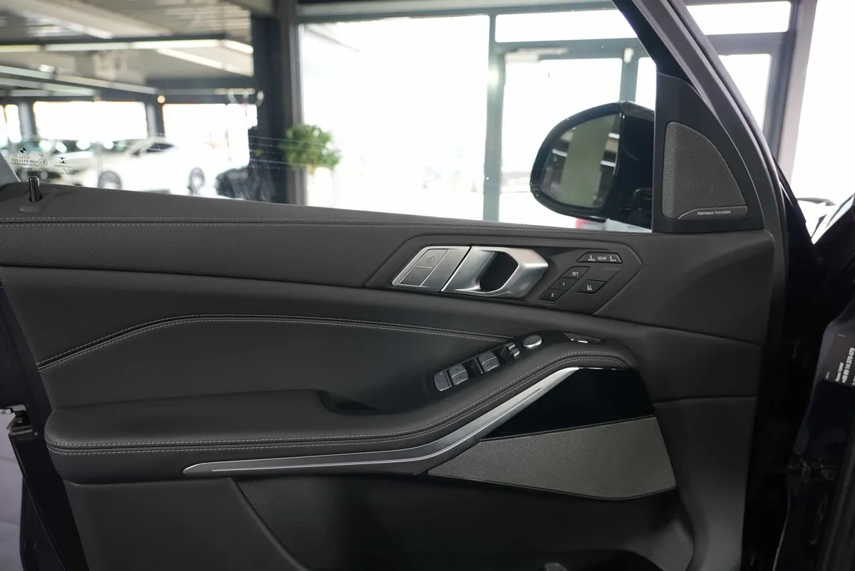 BMW X7 M50i - Image 11