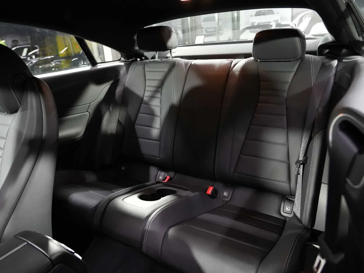 Mercedes-Benz E 450 Coupé 4Matic AMG Line - Image 12