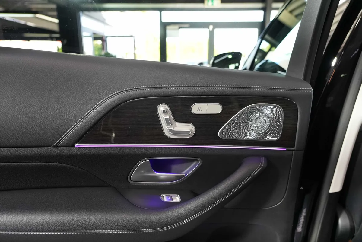 Mercedes-Benz GLS 350d 4Matic AMG Line - Image 15