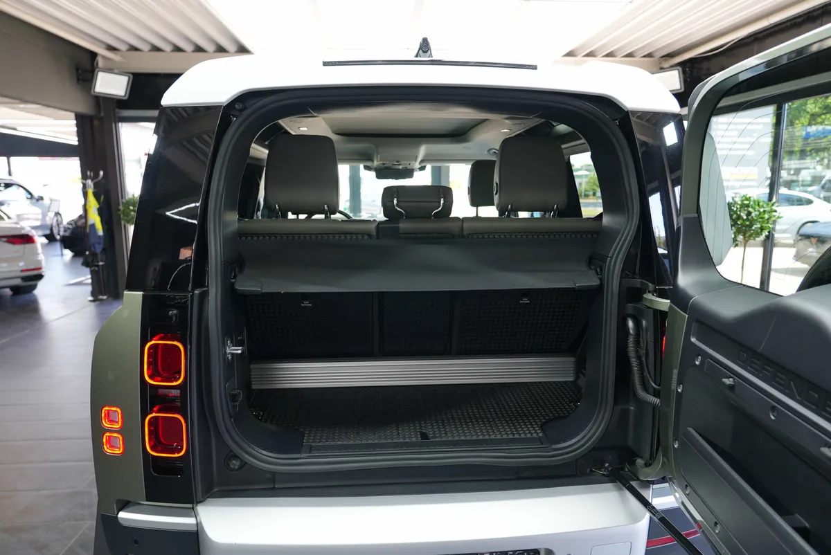 Land Rover Defender P400 AWD X-Dynamic HSE - Image 5