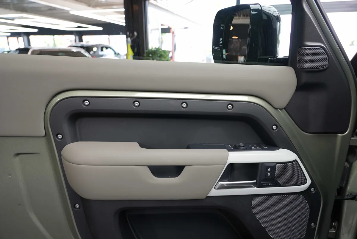 Land Rover Defender P400 AWD X-Dynamic HSE - Image 10