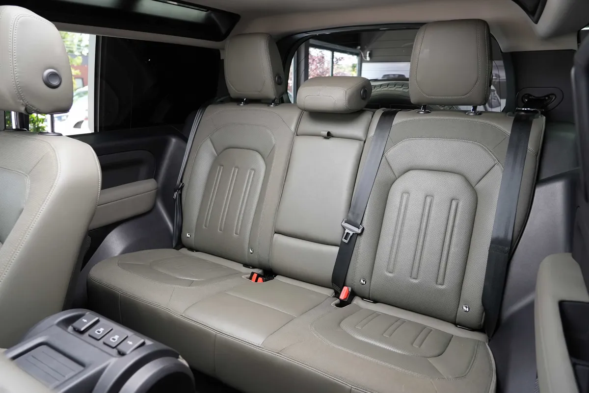 Land Rover Defender P400 AWD X-Dynamic HSE - Image 18
