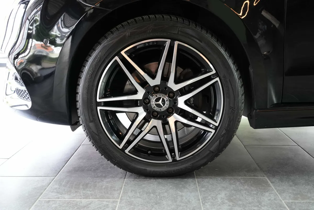 Mercedes-Benz V 300d AMG Line - Image 11