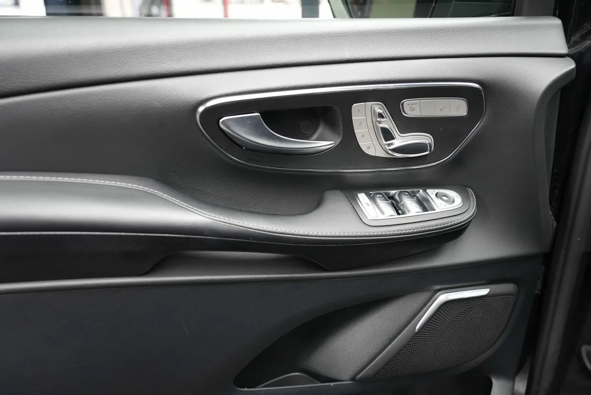 Mercedes-Benz V 300d AMG Line - Image 12