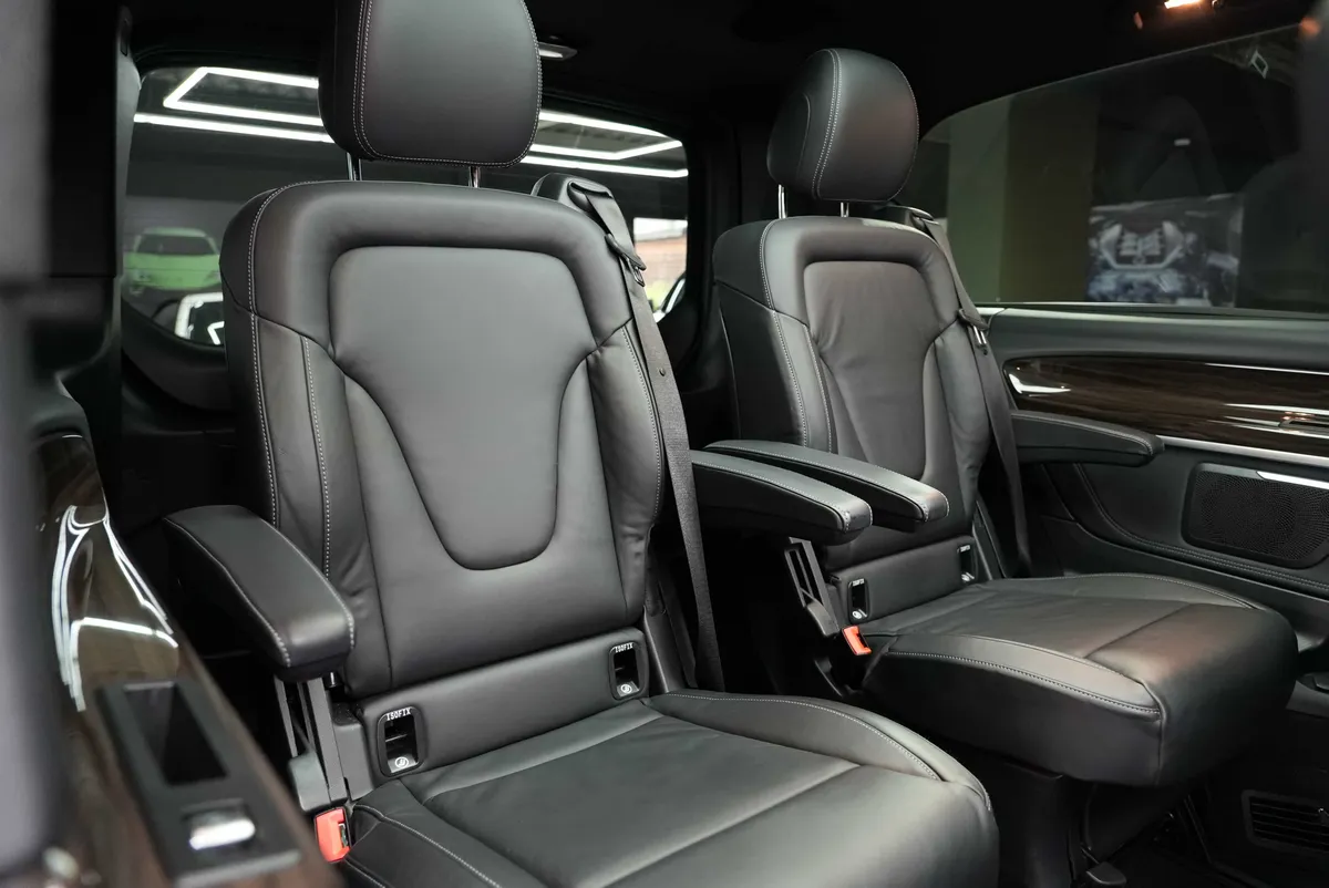 Mercedes-Benz V 300d AMG Line - Image 20