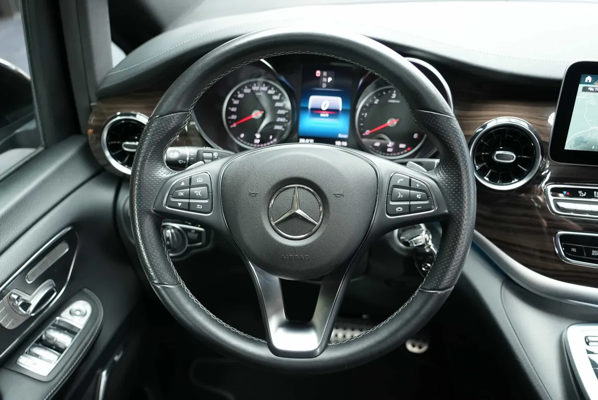 Mercedes-Benz V 300d AMG Line - Image 24