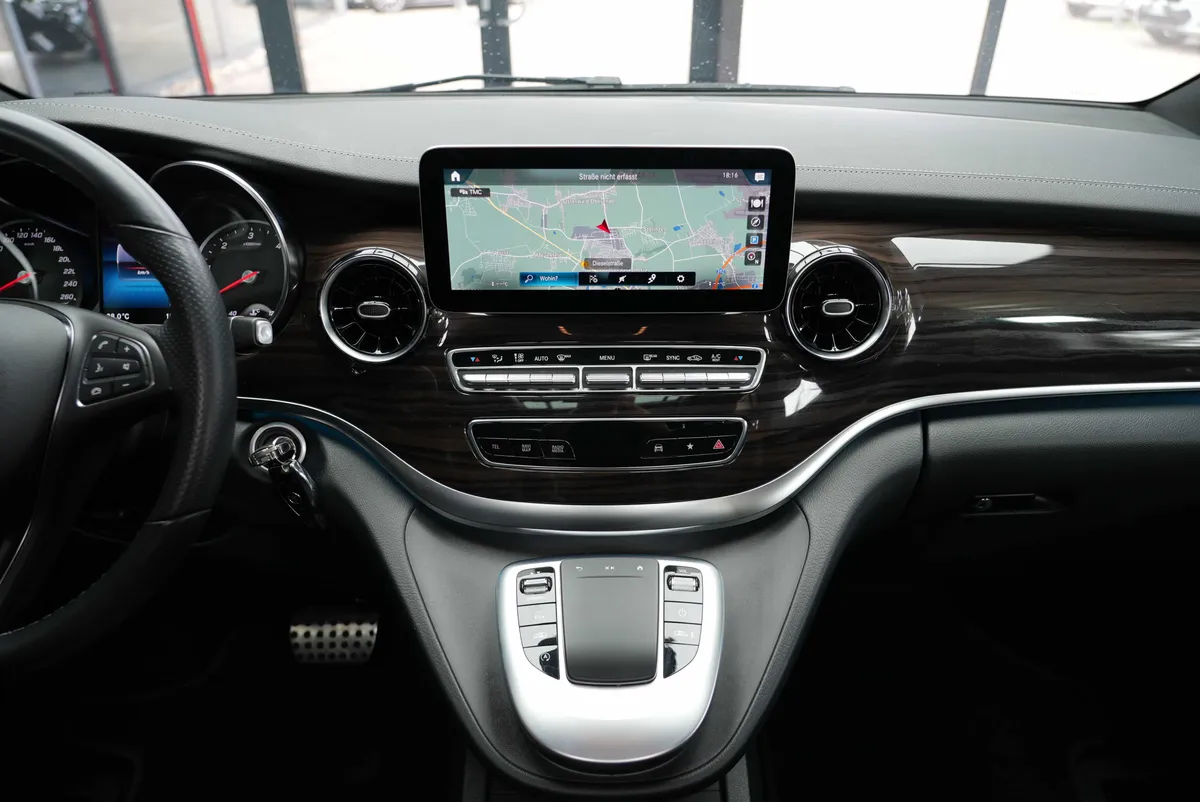 Mercedes-Benz V 300d AMG Line - Image 25