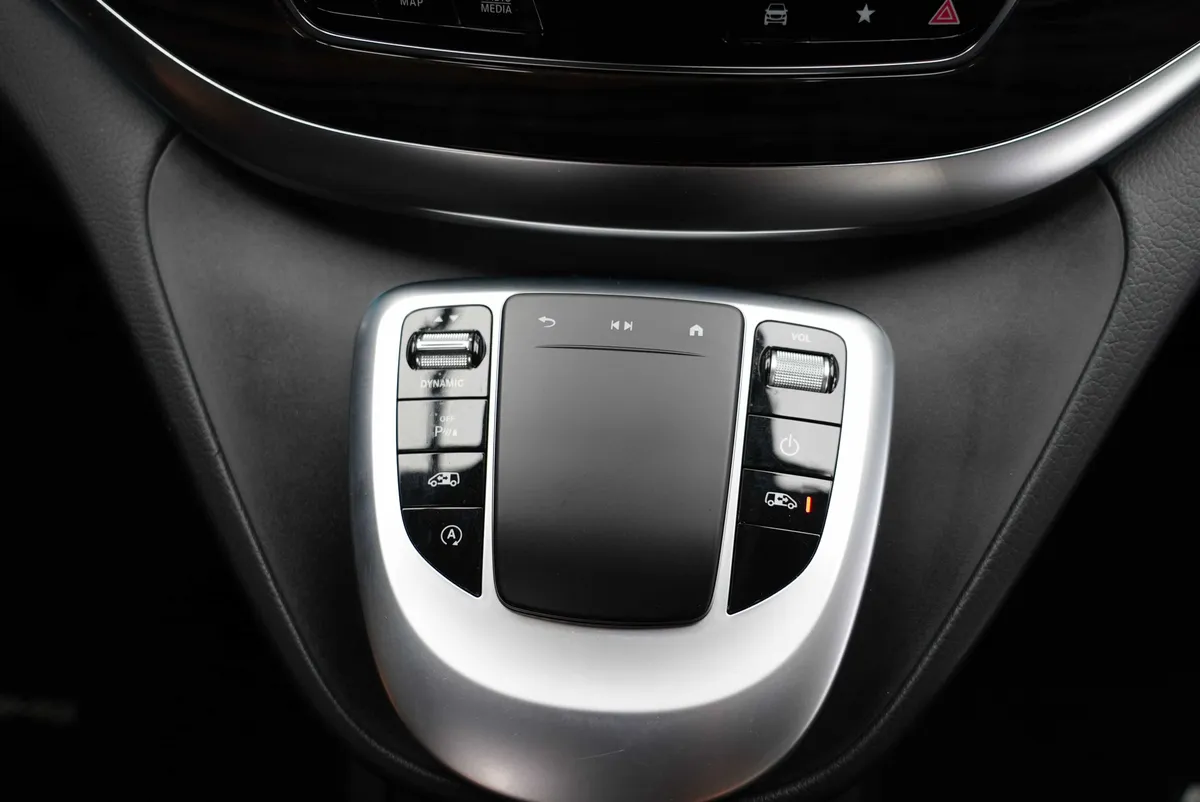 Mercedes-Benz V 300d AMG Line - Image 26