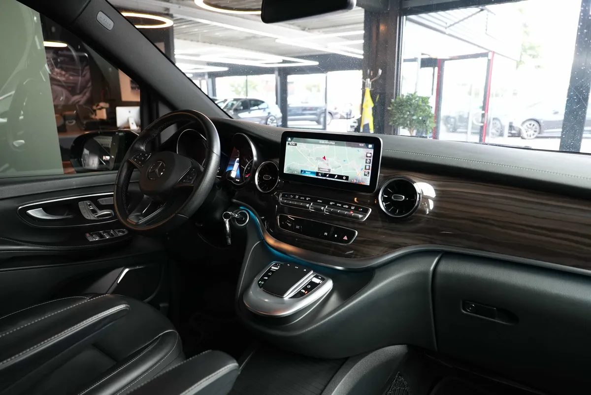 Mercedes-Benz V 300d AMG Line - Image 31