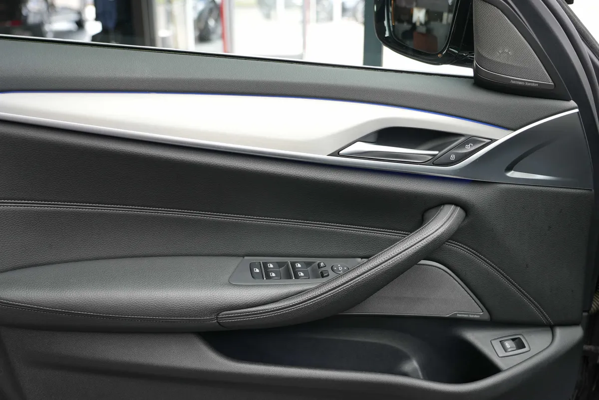 BMW 540i xDrive Touring Sport Line - Image 10
