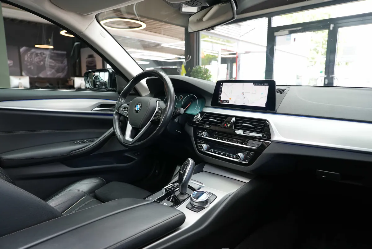 BMW 540i xDrive Touring Sport Line - Image 16