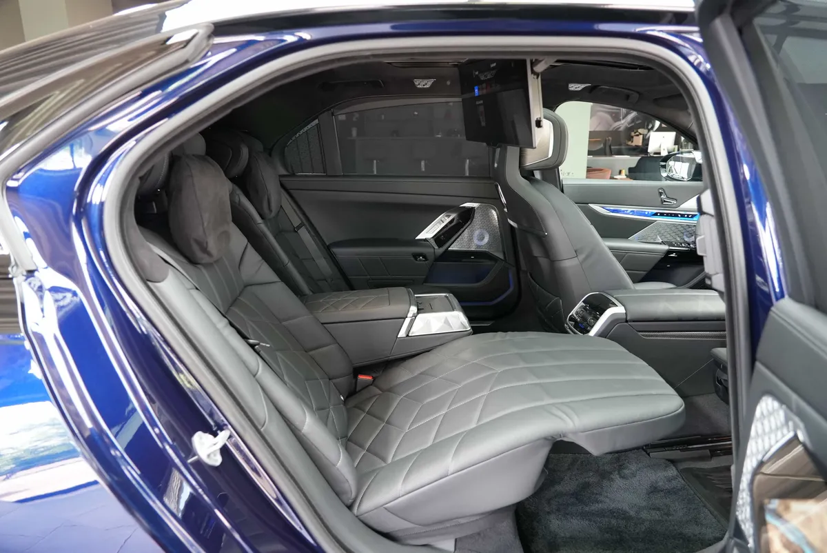 BMW 750e xDrive M Sport - Image 18