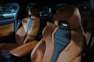 Detailansicht eines perfekt gereinigten Fahrzeuginnenraums